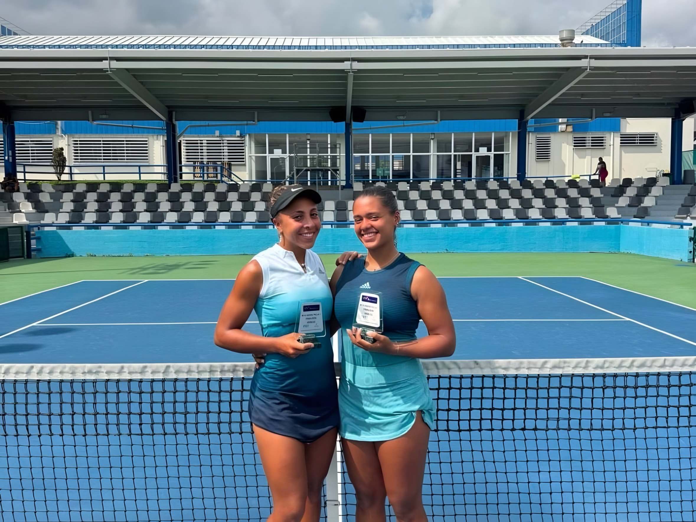 Sophia et Jade, distinctions en main, au bord d’un court